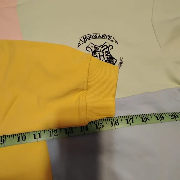 Hogwarts Sweatshirt - Picture 5 of 8